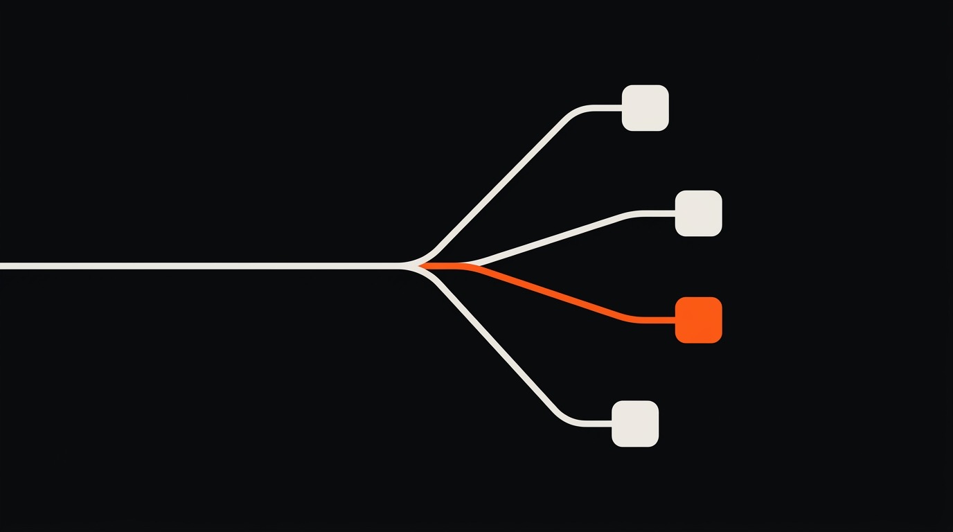 Un trait clair se divise en plusieurs branches sur fond noir, dont une seule en orange