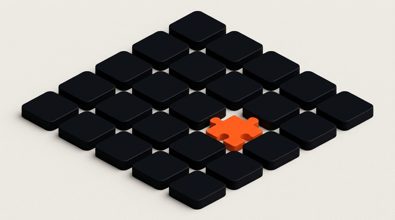 Une grille de blocs noirs identiques dans laquelle une unique pièce orange de forme irrégulière occupe un emplacement taillé sur mesure